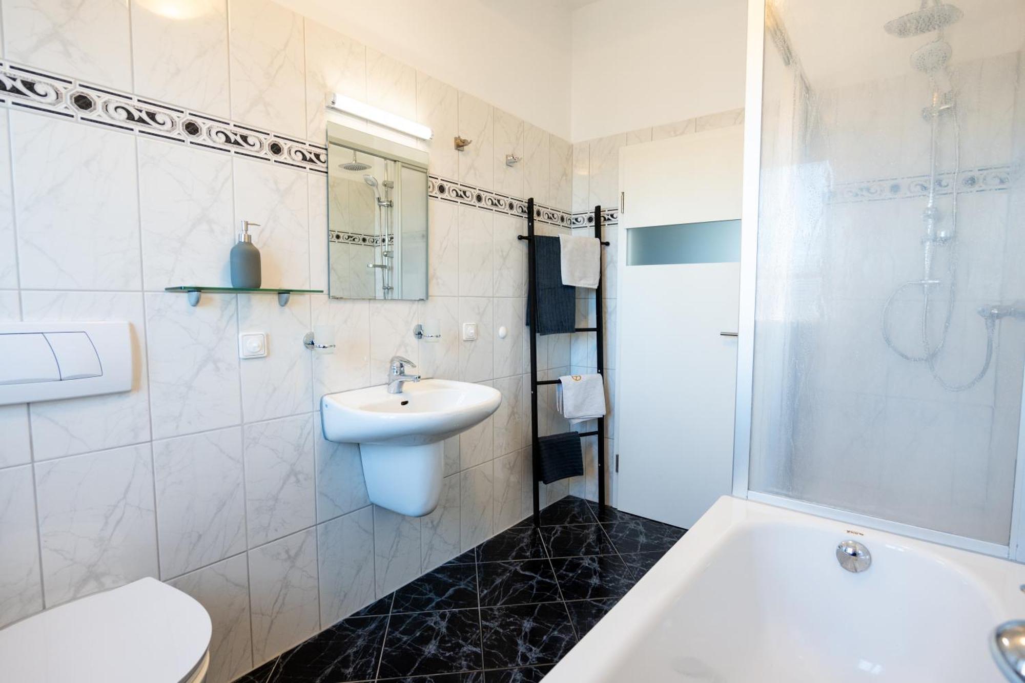 Doppelhaus- Villa Leipzig Schleussig , Moderner Altbau Apartment Dachetage Mit 2 Schlafzimmern Und Separatem Zusatzzimmer , Parkplatz - Balkon - Kamin - Eicheparkett - Arbeitsplatz Eksteriør bilde
