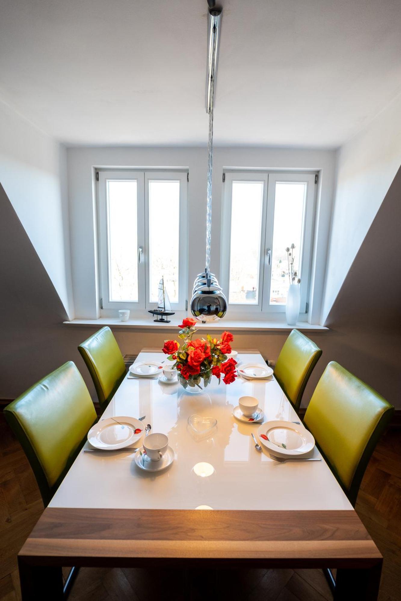 Doppelhaus- Villa Leipzig Schleussig , Moderner Altbau Apartment Dachetage Mit 2 Schlafzimmern Und Separatem Zusatzzimmer , Parkplatz - Balkon - Kamin - Eicheparkett - Arbeitsplatz Eksteriør bilde