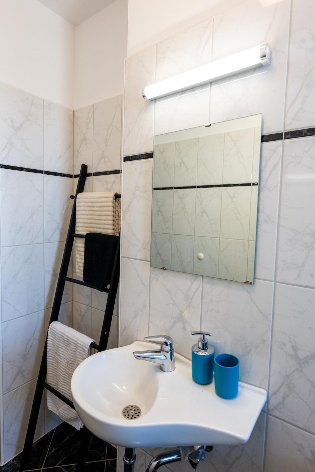 Doppelhaus- Villa Leipzig Schleussig , Moderner Altbau Apartment Dachetage Mit 2 Schlafzimmern Und Separatem Zusatzzimmer , Parkplatz - Balkon - Kamin - Eicheparkett - Arbeitsplatz Eksteriør bilde
