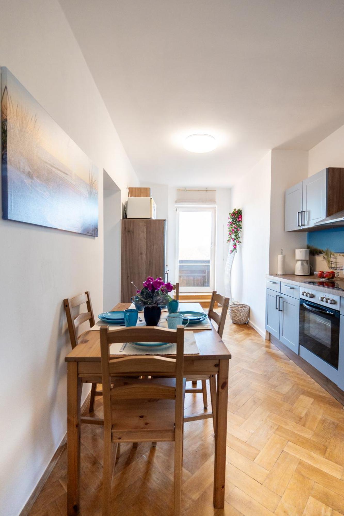 Doppelhaus- Villa Leipzig Schleussig , Moderner Altbau Apartment Dachetage Mit 2 Schlafzimmern Und Separatem Zusatzzimmer , Parkplatz - Balkon - Kamin - Eicheparkett - Arbeitsplatz Eksteriør bilde