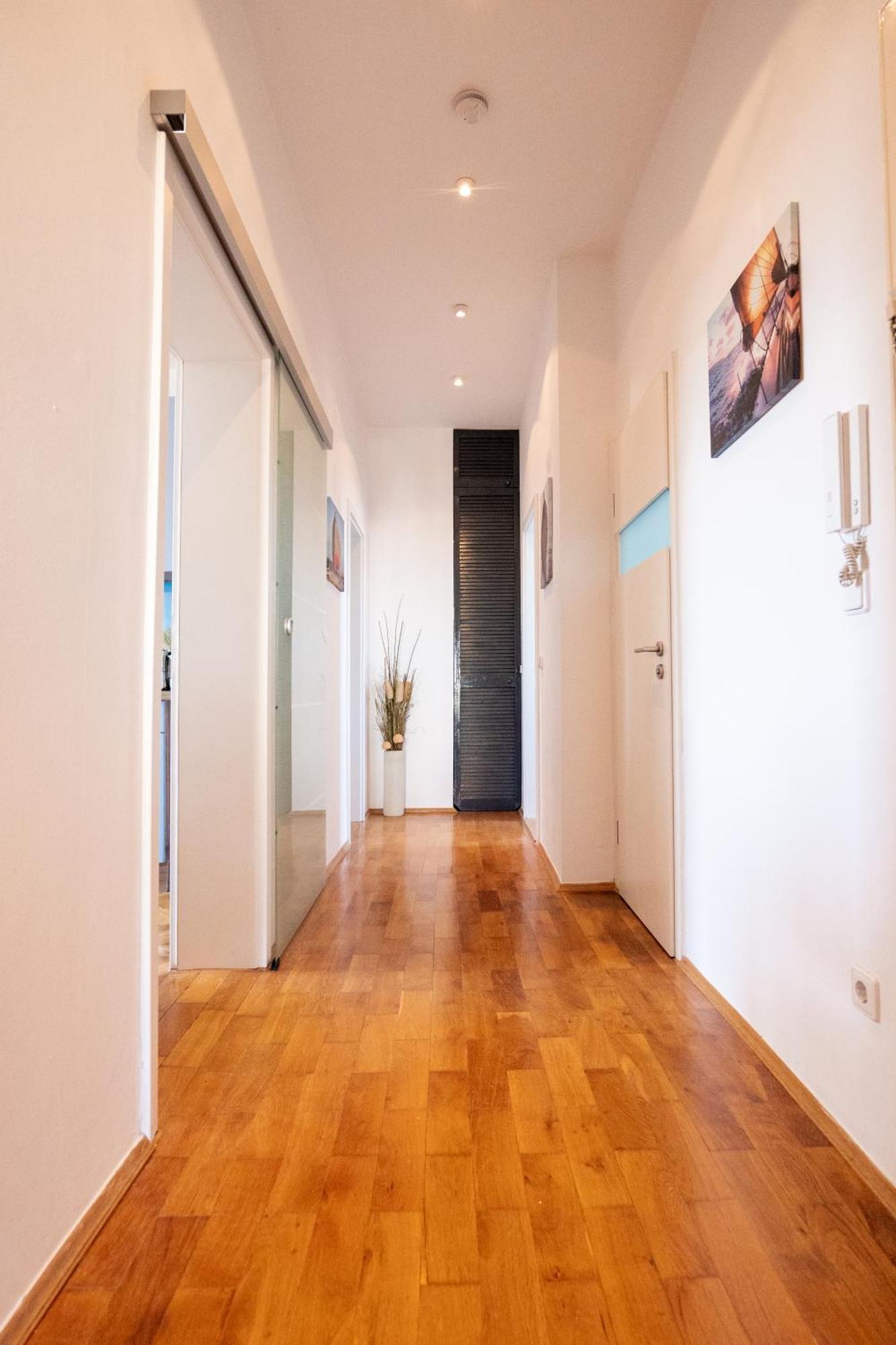 Doppelhaus- Villa Leipzig Schleussig , Moderner Altbau Apartment Dachetage Mit 2 Schlafzimmern Und Separatem Zusatzzimmer , Parkplatz - Balkon - Kamin - Eicheparkett - Arbeitsplatz Eksteriør bilde