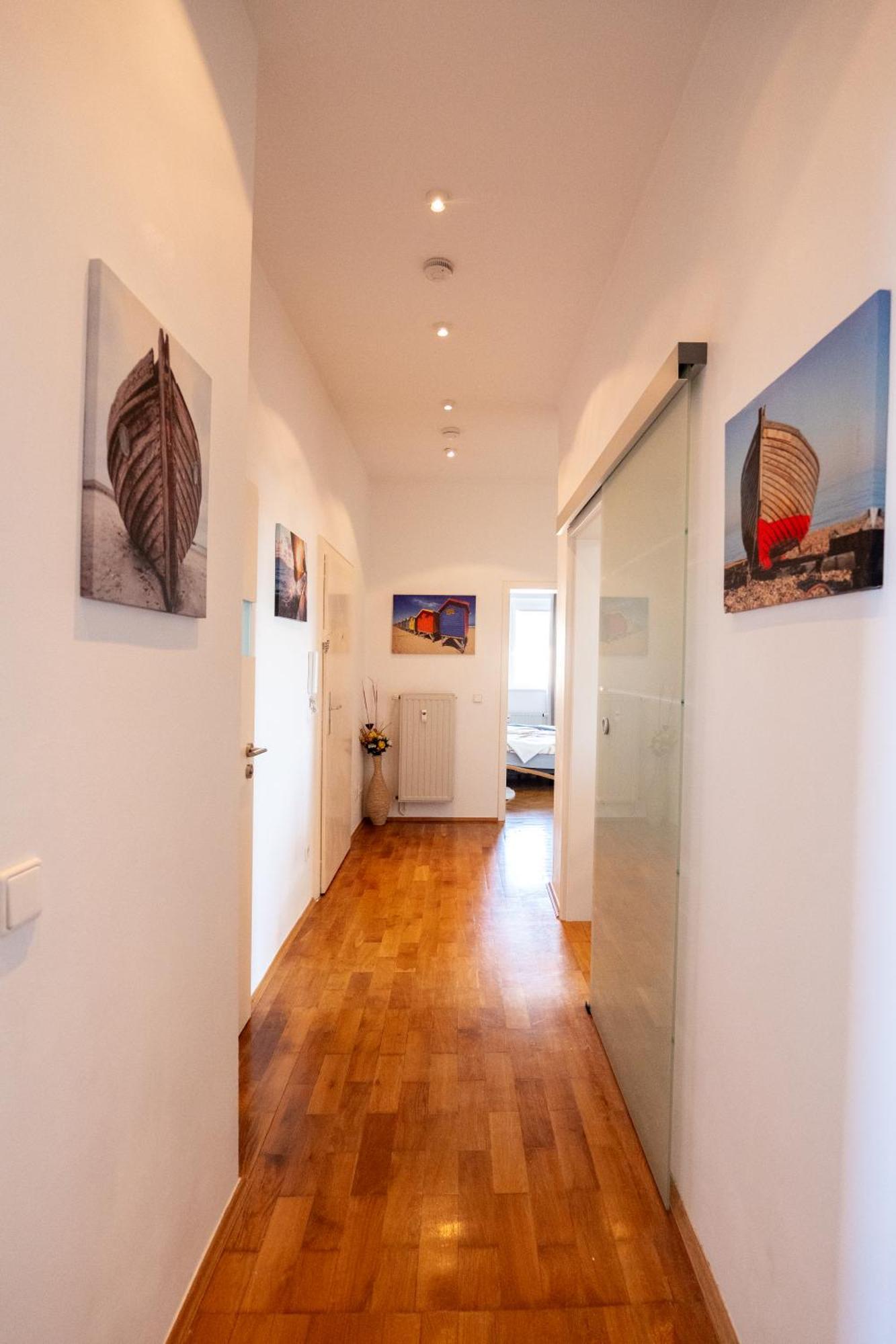 Doppelhaus- Villa Leipzig Schleussig , Moderner Altbau Apartment Dachetage Mit 2 Schlafzimmern Und Separatem Zusatzzimmer , Parkplatz - Balkon - Kamin - Eicheparkett - Arbeitsplatz Eksteriør bilde