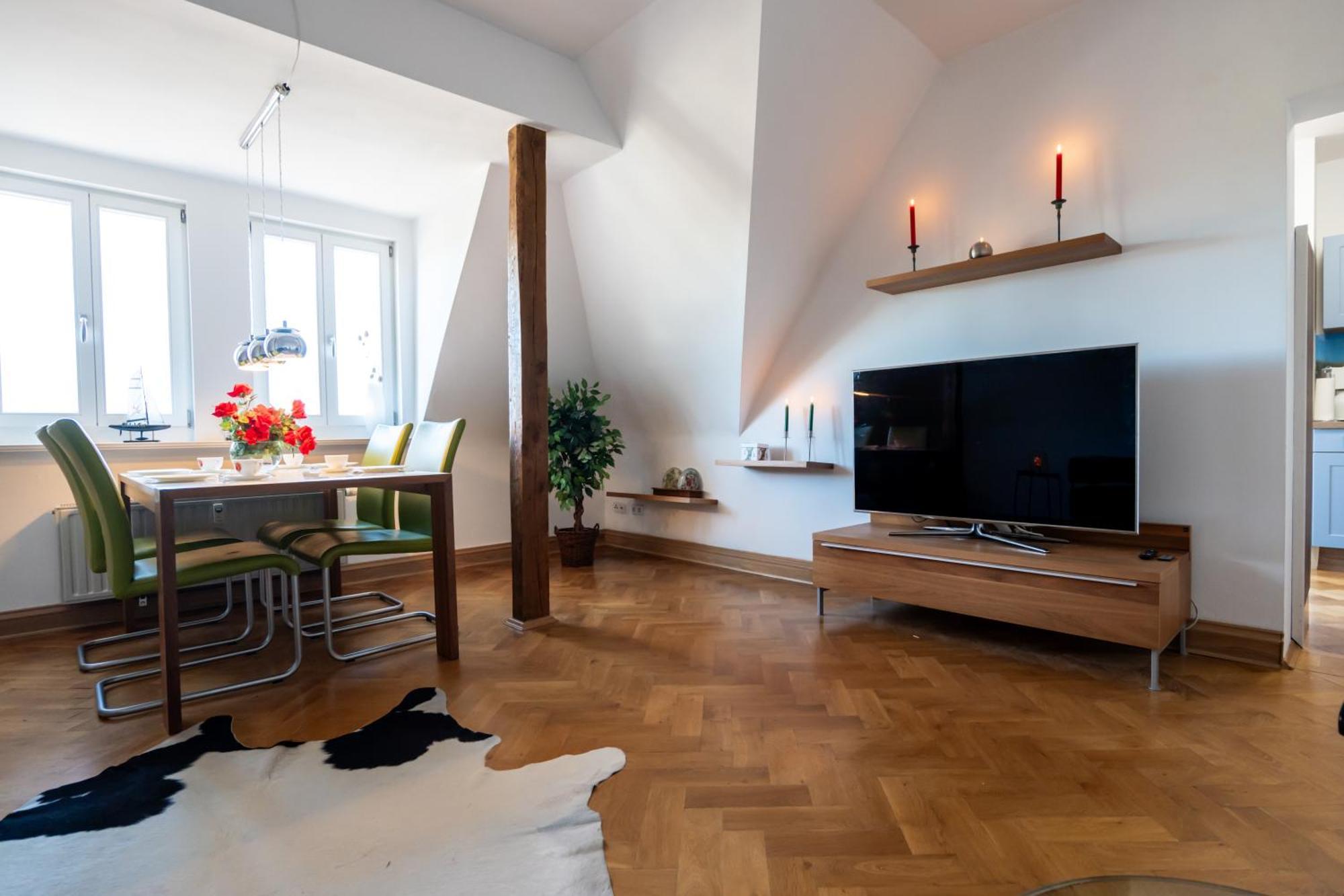 Doppelhaus- Villa Leipzig Schleussig , Moderner Altbau Apartment Dachetage Mit 2 Schlafzimmern Und Separatem Zusatzzimmer , Parkplatz - Balkon - Kamin - Eicheparkett - Arbeitsplatz Eksteriør bilde