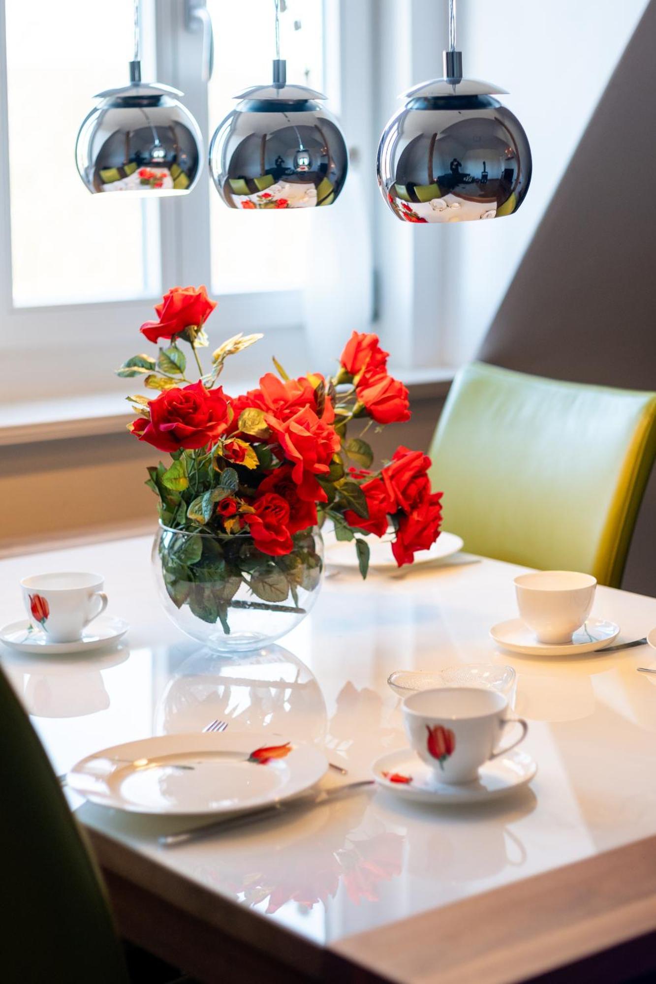 Doppelhaus- Villa Leipzig Schleussig , Moderner Altbau Apartment Dachetage Mit 2 Schlafzimmern Und Separatem Zusatzzimmer , Parkplatz - Balkon - Kamin - Eicheparkett - Arbeitsplatz Eksteriør bilde