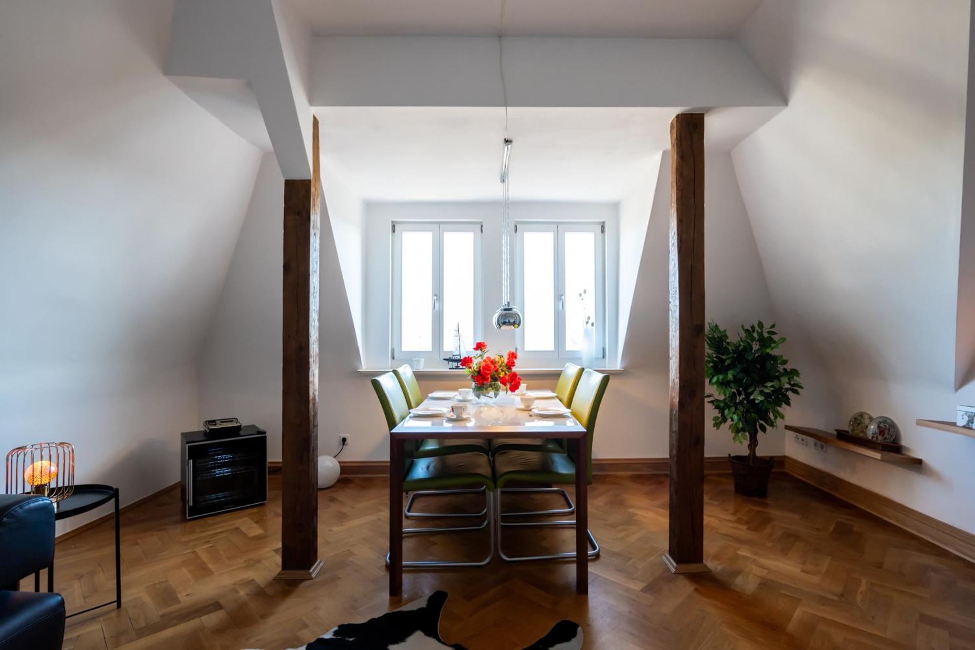 Doppelhaus- Villa Leipzig Schleussig , Moderner Altbau Apartment Dachetage Mit 2 Schlafzimmern Und Separatem Zusatzzimmer , Parkplatz - Balkon - Kamin - Eicheparkett - Arbeitsplatz Eksteriør bilde