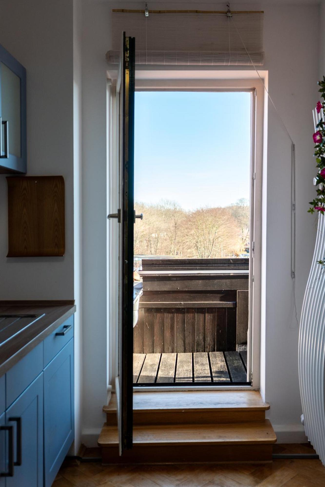 Doppelhaus- Villa Leipzig Schleussig , Moderner Altbau Apartment Dachetage Mit 2 Schlafzimmern Und Separatem Zusatzzimmer , Parkplatz - Balkon - Kamin - Eicheparkett - Arbeitsplatz Eksteriør bilde