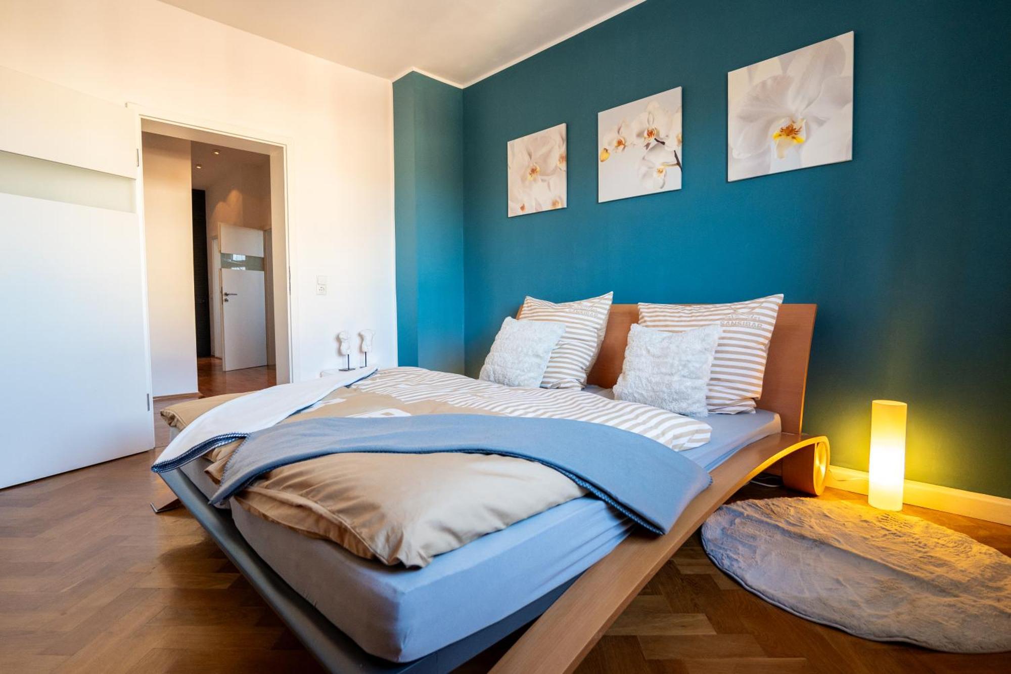Doppelhaus- Villa Leipzig Schleussig , Moderner Altbau Apartment Dachetage Mit 2 Schlafzimmern Und Separatem Zusatzzimmer , Parkplatz - Balkon - Kamin - Eicheparkett - Arbeitsplatz Eksteriør bilde