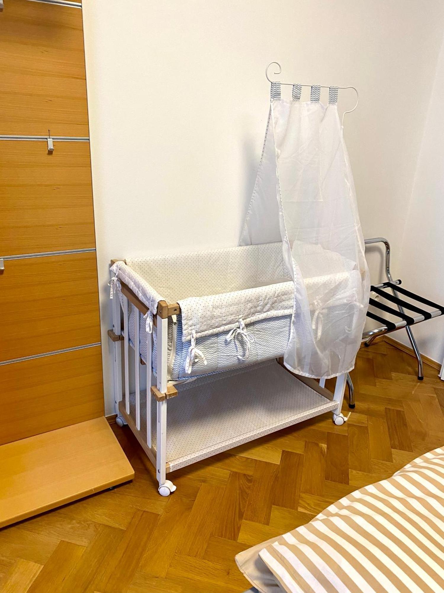 Doppelhaus- Villa Leipzig Schleussig , Moderner Altbau Apartment Dachetage Mit 2 Schlafzimmern Und Separatem Zusatzzimmer , Parkplatz - Balkon - Kamin - Eicheparkett - Arbeitsplatz Eksteriør bilde