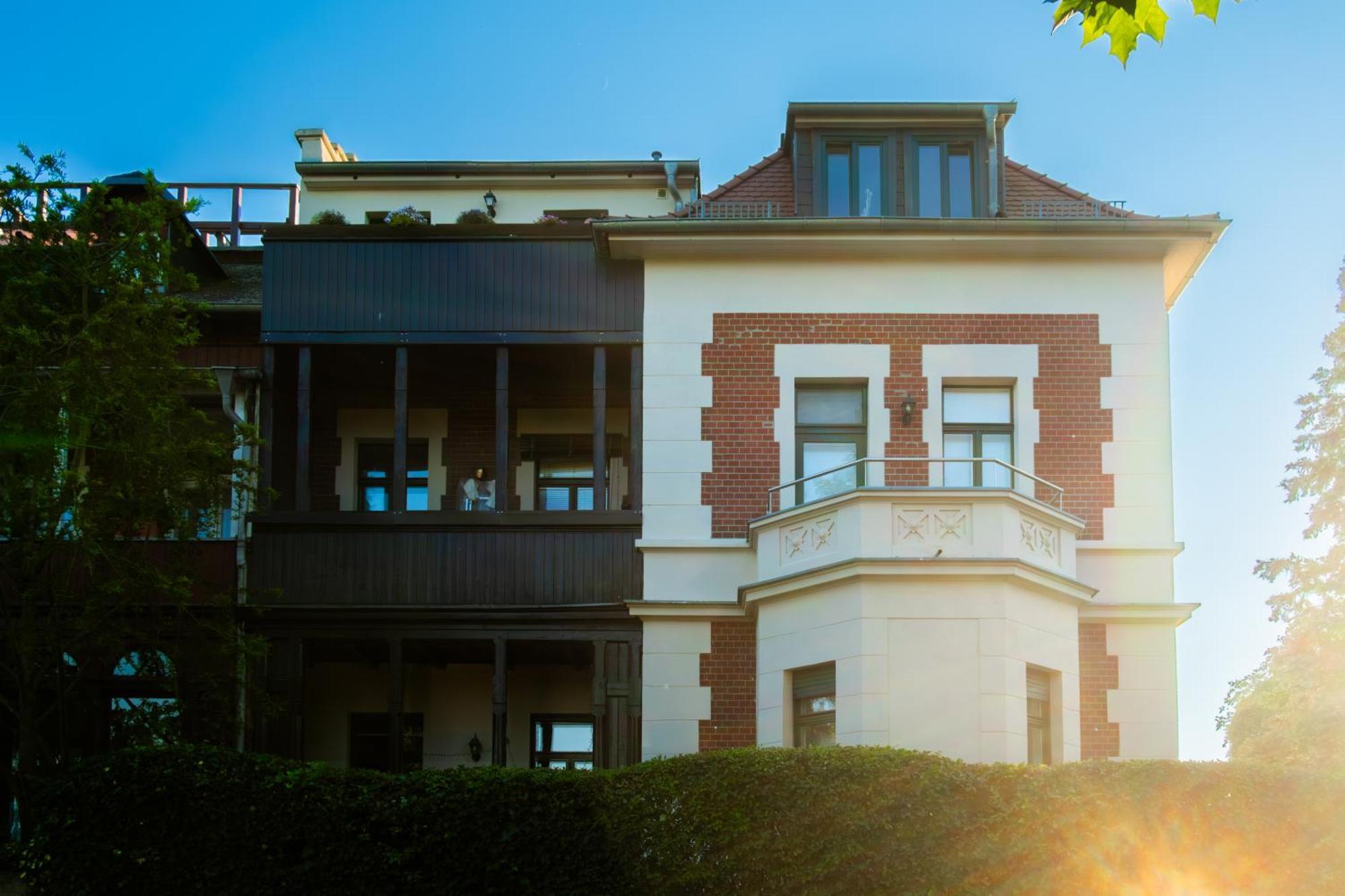 Doppelhaus- Villa Leipzig Schleussig , Moderner Altbau Apartment Dachetage Mit 2 Schlafzimmern Und Separatem Zusatzzimmer , Parkplatz - Balkon - Kamin - Eicheparkett - Arbeitsplatz Eksteriør bilde
