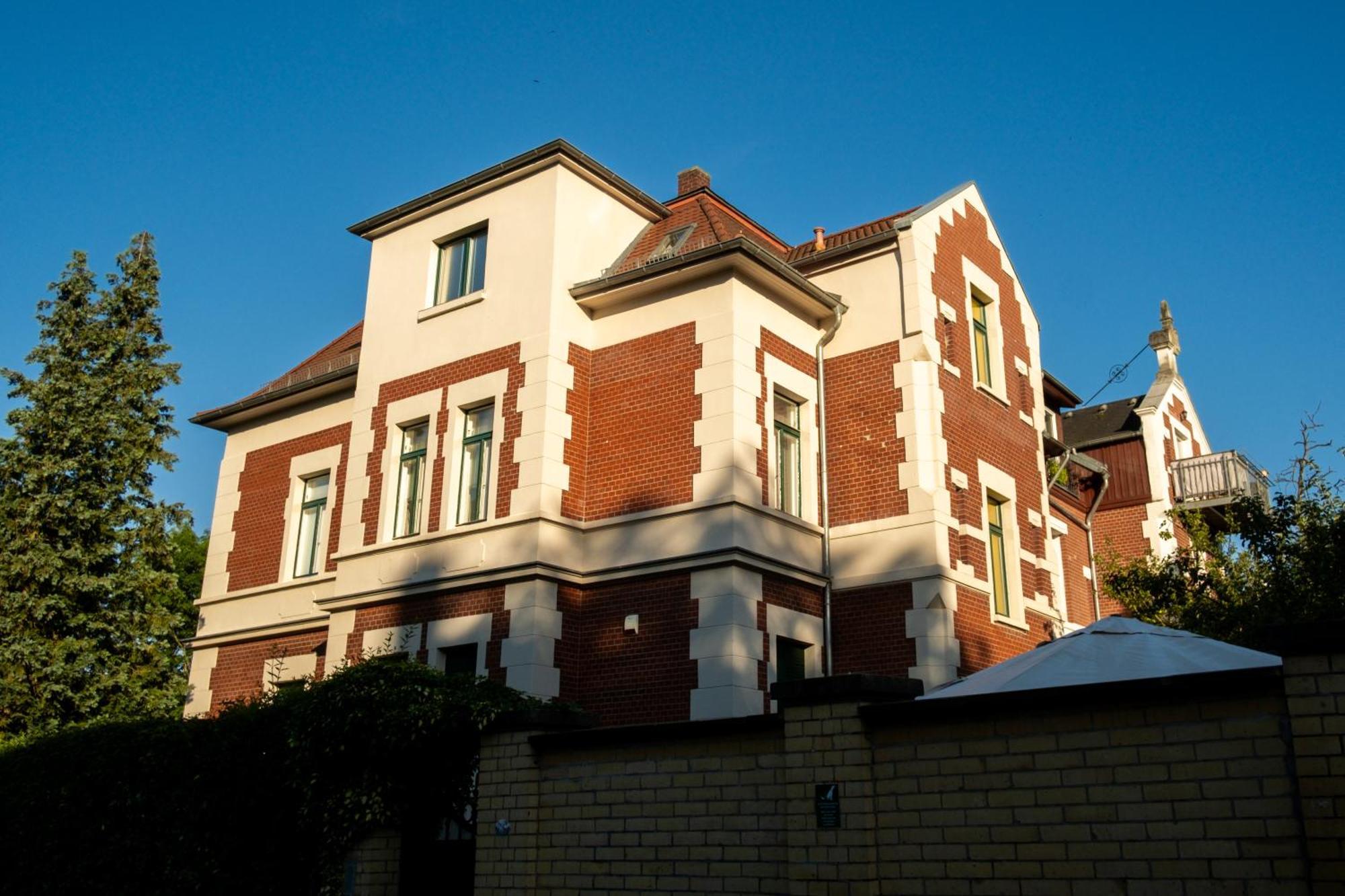 Doppelhaus- Villa Leipzig Schleussig , Moderner Altbau Apartment Dachetage Mit 2 Schlafzimmern Und Separatem Zusatzzimmer , Parkplatz - Balkon - Kamin - Eicheparkett - Arbeitsplatz Eksteriør bilde
