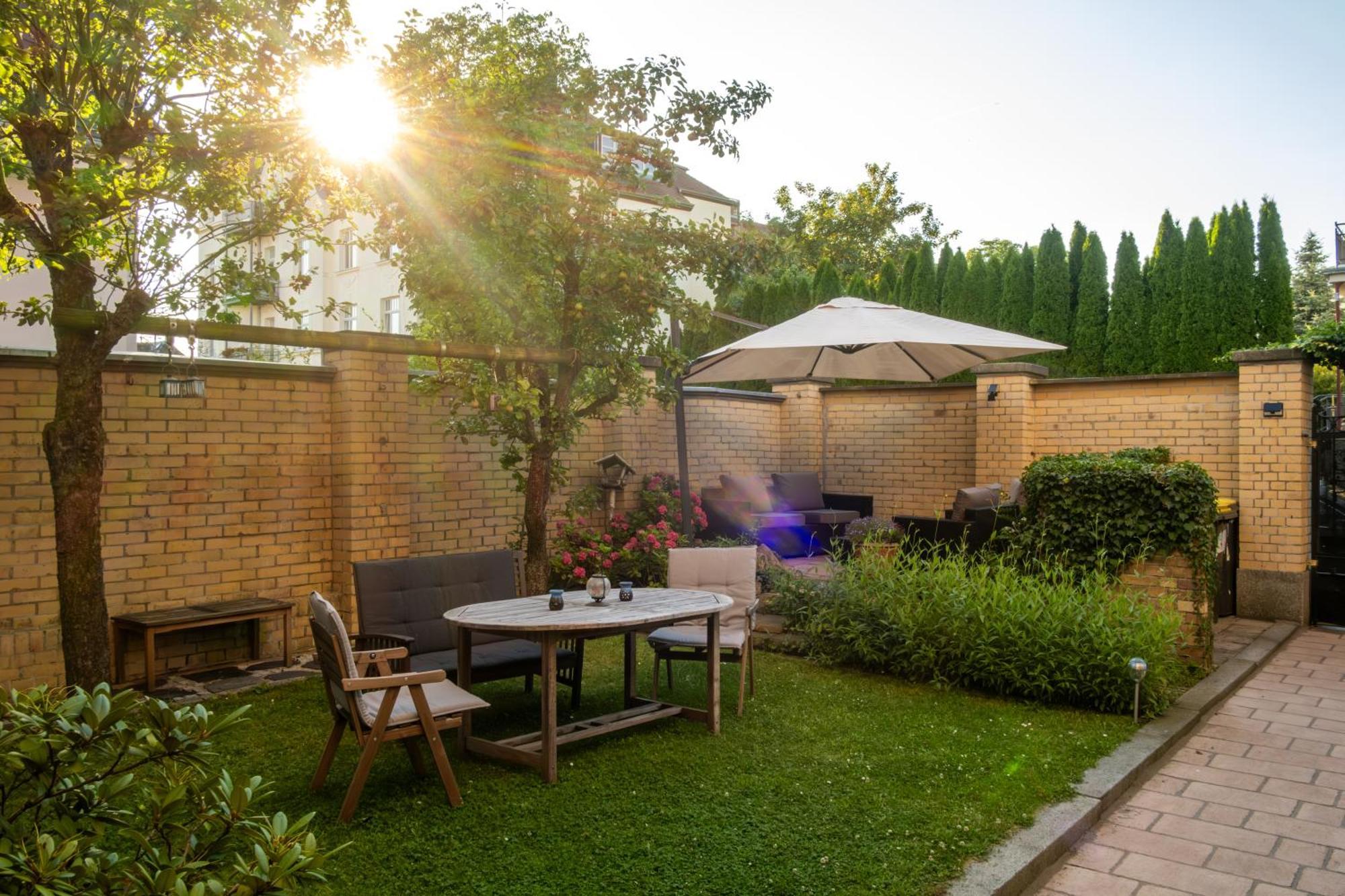 Doppelhaus- Villa Leipzig Schleussig , Moderner Altbau Apartment Dachetage Mit 2 Schlafzimmern Und Separatem Zusatzzimmer , Parkplatz - Balkon - Kamin - Eicheparkett - Arbeitsplatz Eksteriør bilde